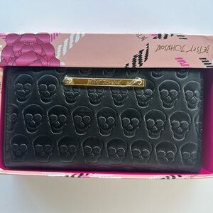 nwt Betsey Johnson zip wallet - black skulls